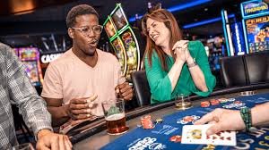 Antarmuka permainan Aviator di pokercc menampilkan grafis modern dan kontrol yang jelas